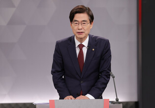 Candidates in opposition party leadership race