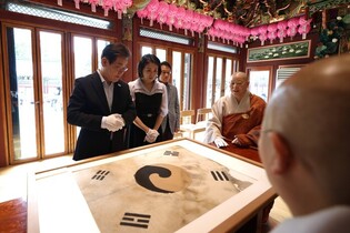 Lee visits Buddhist temple