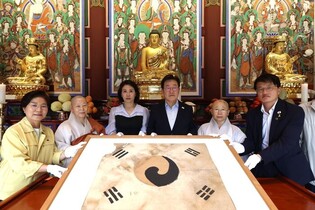 Lee visits Buddhist temple