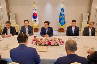Lee meets with biz groups' leaders ahead of summit with Trump