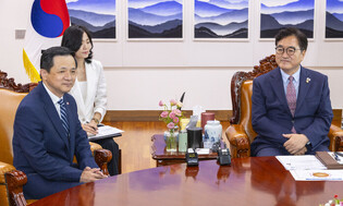 Parliamentary leader meets Chinese envoy