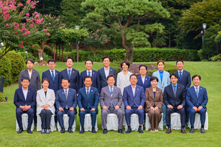 Lee meets ruling party leadership