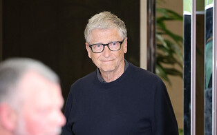 Bill Gates arrives in S. Korea