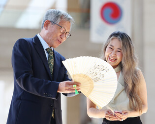 'Kpop Demon Hunters' Director meets National Museum of Korea chief