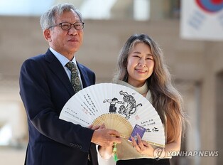 백자 달항아리 마주한 '케데헌' 감독 "아이디어가 떠오르네요"