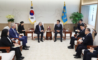 Lee meets with Microsoft co-founder Bill Gates
