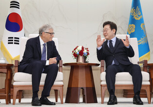 Lee meets with Microsoft co-founder Bill Gates