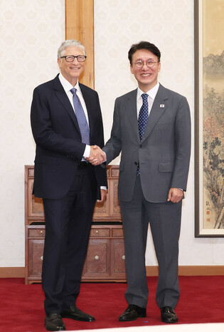 PM Kim meets Microsoft co-founder Bill Gates