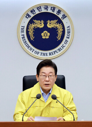 Lee holds 8th meeting with top aides