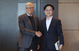 Industry minister meets Microsoft co-founder Bill Gates