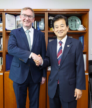 Unification minister meets British envoy