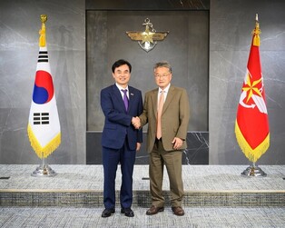 Defense chief meets acting U.S. envoy