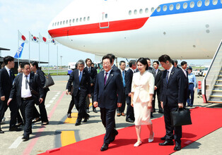 Lee arrives in Tokyo