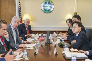 Industry minister meets U.S. energy secretary