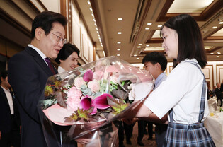 Lee meets ethnic Koreans in Japan