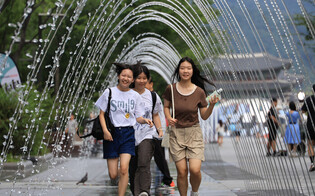 Water fountain tunnel