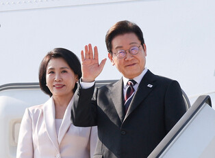 President Lee, first lady Kim head for U.S.