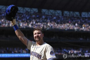 시애틀 롤리, 시즌 48·49호포…MLB 포수 최다 홈런 신기록 달성