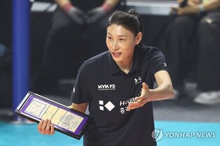 김연경, 친정 흥국 상대로 감독 데뷔전…위기의 한국배구 구할까