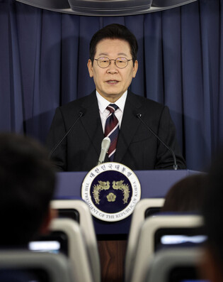 Lee's in-flight press conference ahead of summit with Trump