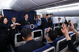 Lee's in-flight press conference ahead of summit with Trump