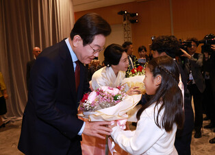 Lee meets S. Korean residents in Washington