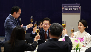Lee meets S. Korean residents in Washington