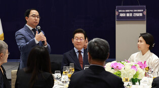 Lee meets S. Korean residents in Washington
