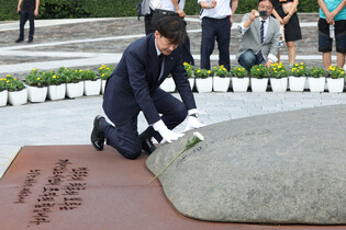 Cho Kuk honors late president