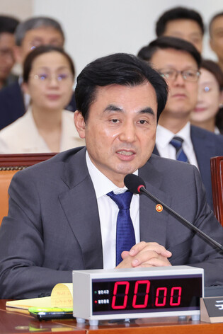 Defense minister at parliamentary session