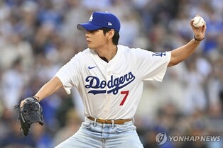 BTS 뷔, 오타니와 만나 '허그'…LA다저스 홈경기 시구