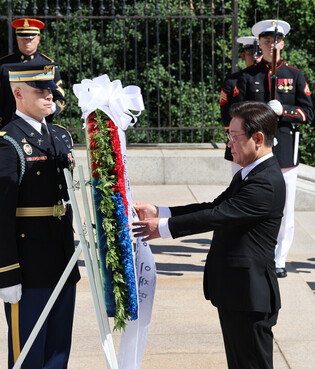 S. Korean president at Arlington National Cemetery