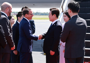 Lee arrives in Philadelphia