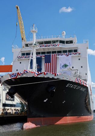 Lee attends ship christening ceremony in Philadelphia