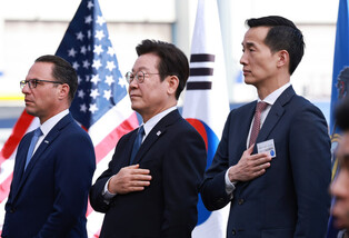 Lee attends ship christening ceremony in Philadelphia
