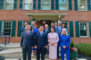 Lee visits memorial hall of late independence activist