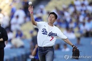 'LA 슈퍼스타' 손흥민, 다저스 홈경기서 시구…팬들 "쏘니" 환호