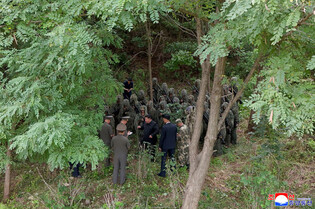 N.K. leader inspects sniper, special forces units at training base