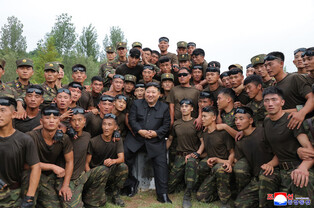 N.K. leader inspects sniper, special forces units at training base