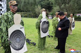 N.K. leader inspects sniper, special forces units at training base