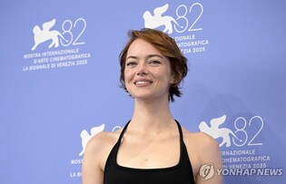 삭발하고 '부고니아' 출연한 에마 스톤 "가장 쉬운 헤어스타일"