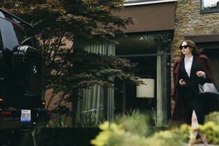음모론자의 헛된 믿음과 진실 사이의 혼돈…영화 '부고니아'