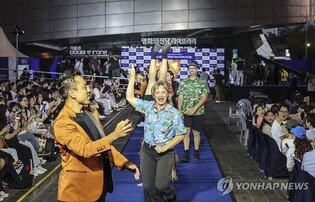 국제코미디페스티벌 개막…부산 곳곳 웃음바다