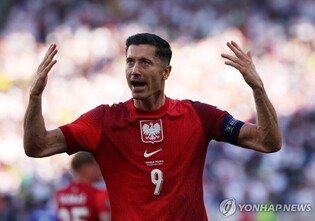 폴란드 레반도프스키, 석달 만에 주장으로 A매치 복귀
