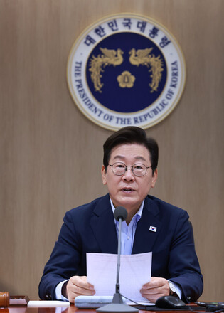 Lee attends extraordinary Cabinet meeting