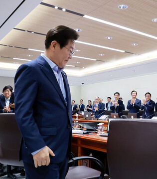 Lee attends extraordinary Cabinet meeting