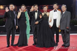 이병헌 연호 레드카펫, 웃음터진 극장…"탁월한 자본주의 풍자"(종합)
