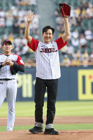 Ceremonial 1st pitch by Lee Jung-jae