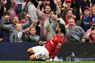 페르난드스 PK 결승골…맨유, 번리 3-2 꺾고 시즌 마수걸이 승리