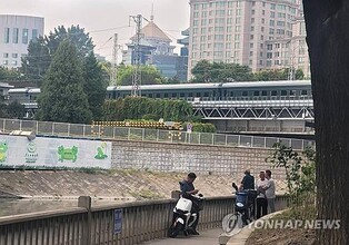 (5th LD) Train presumed carrying N. Korea's Kim arrives at Beijing rail station